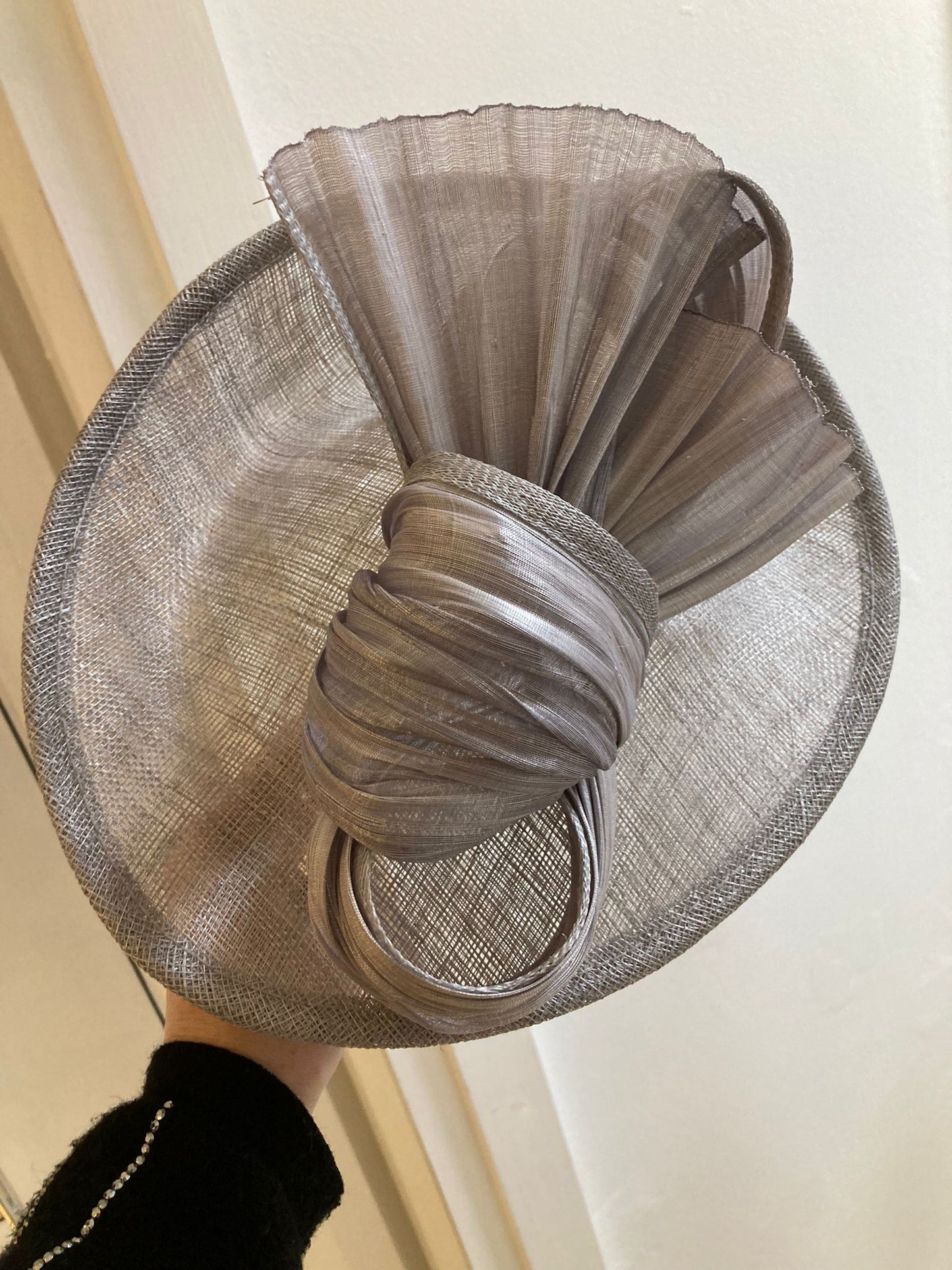 Mid size bow fascinator - Maya Maya Ltd
