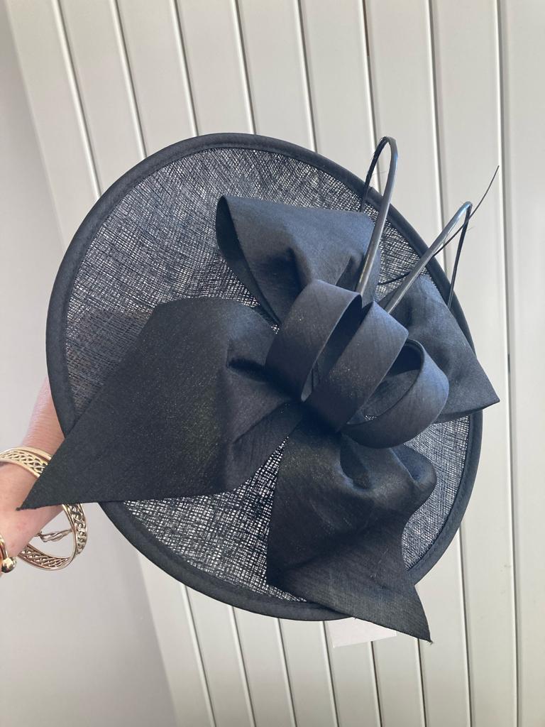 Mid size low crown fascinator - Maya Maya Ltd