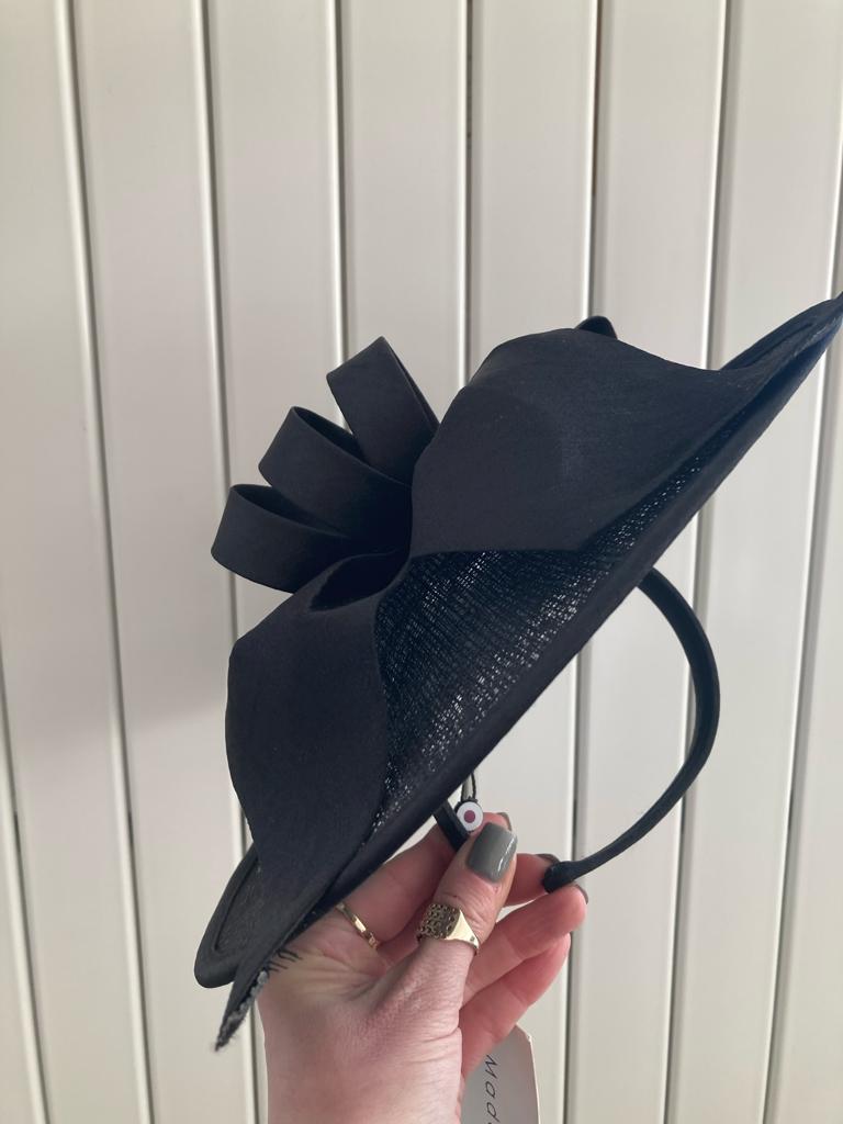 Mid size low crown fascinator - Maya Maya Ltd