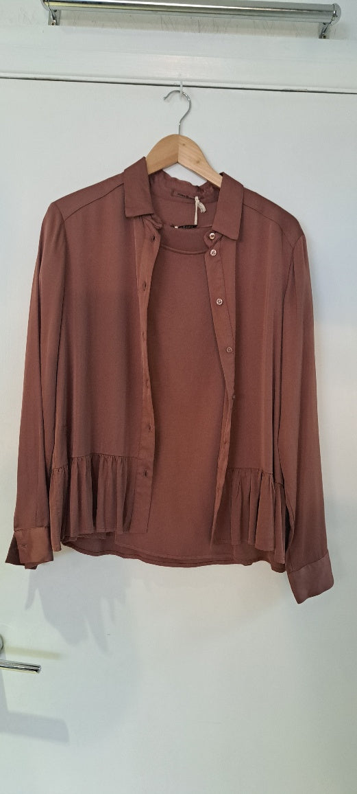 Funky Staff silky stretch toffee blouse