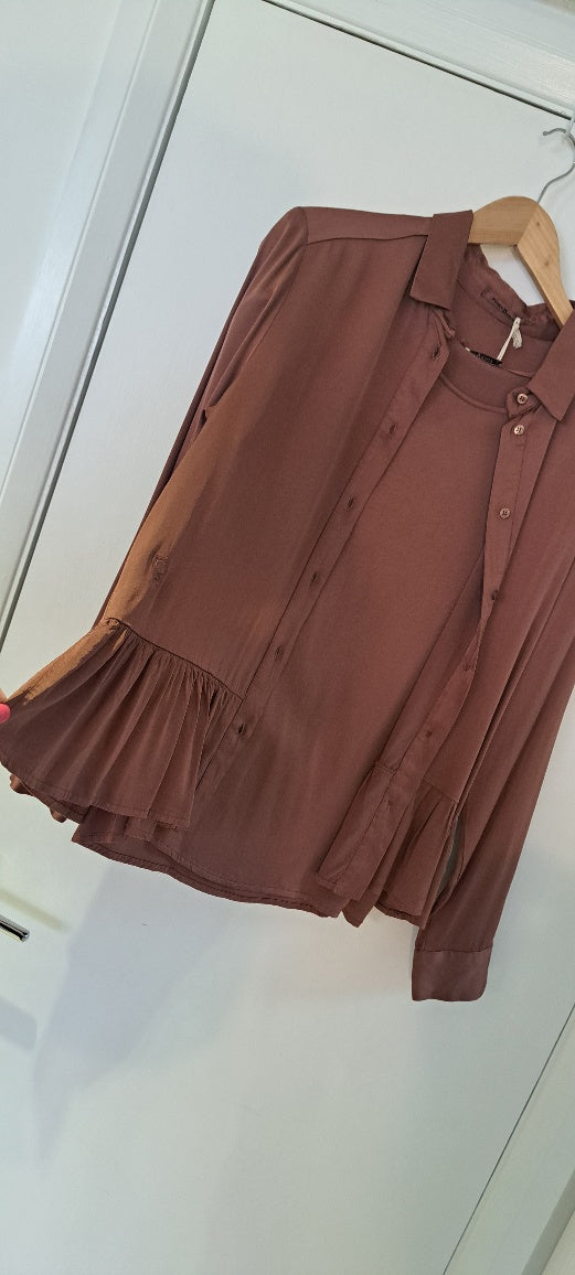 Funky Staff silky stretch toffee blouse